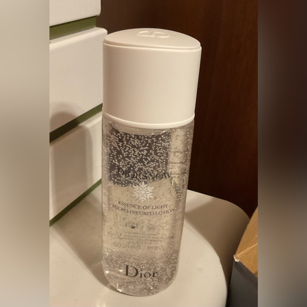 Dior ❄️ Diofsnow Essence of Light Micro-Infused Lotion - Picture 2 of 4